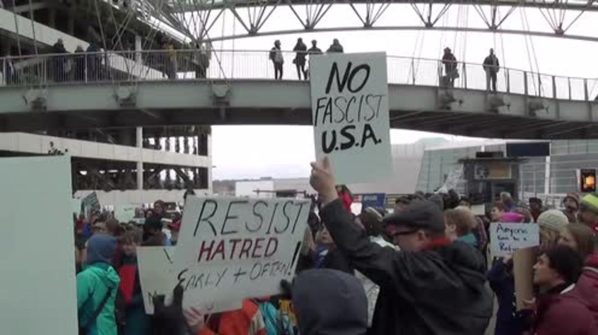 USA: Protest on anniversary of Trump immigration ban results in clashes