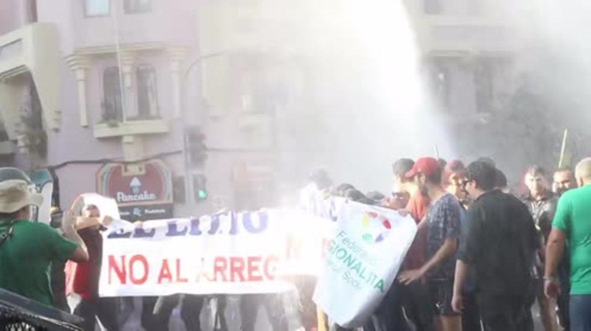 Chile: Water cannons, clashes as protest over lithium royalties hits Santiago