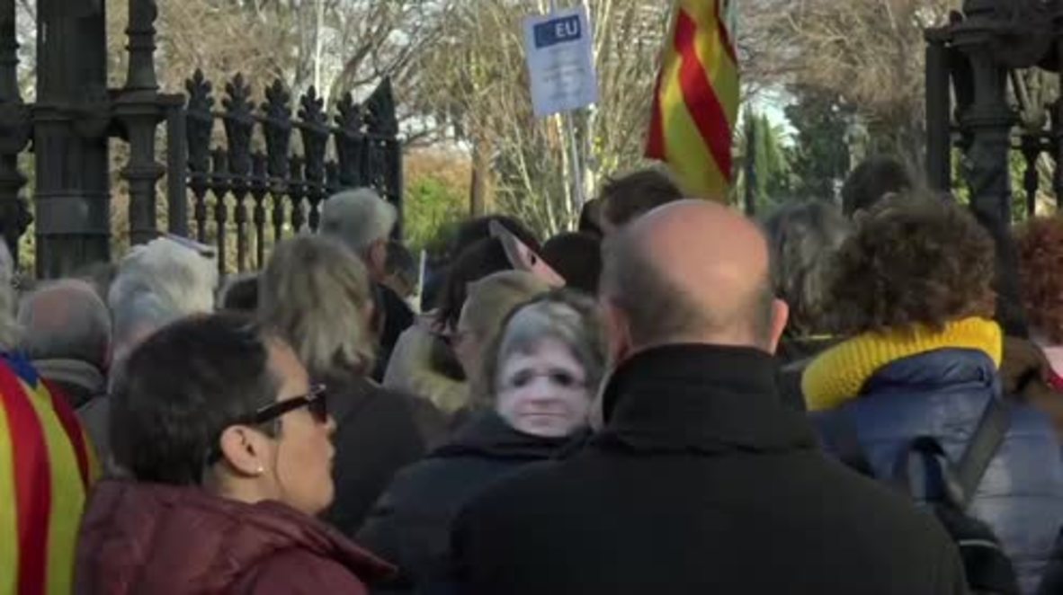 España: Manifestantes independentistas debsordan el cordón policial e irrumpen en el parque de la Ciutadella