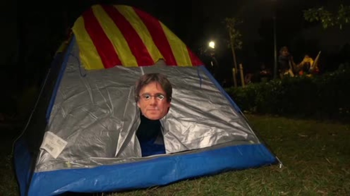 España: Seguidores de Puigdemont acampan fuera del parlamento regional tras el debate sobre el aplazamiento de la investidura