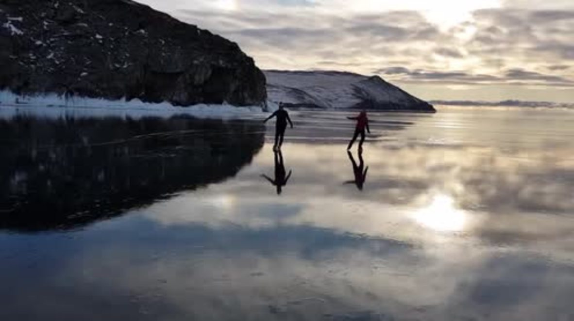 Rusia: Vea a estos patinadores bailando sobre hielo del magnífico lago Baikal