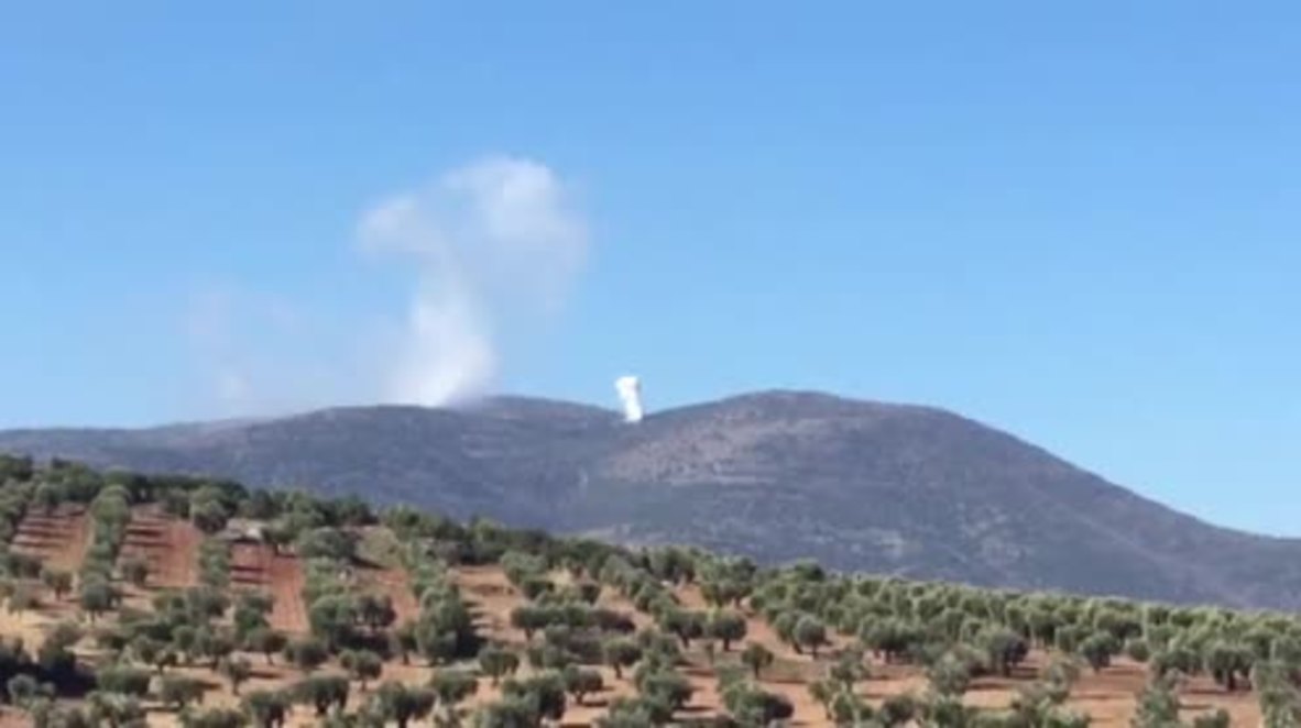 Turquía: El humo se eleva desde los territorios sirios bombardeados por los aviones turcos.