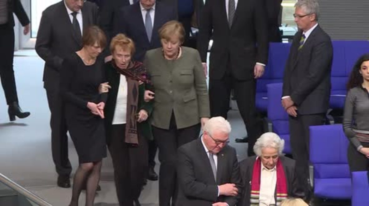 Alemania: Merkel ayuda a una superviviente de Auschwitz a ocupar su asiento durante la conmemoración de las víctimas del Holocausto