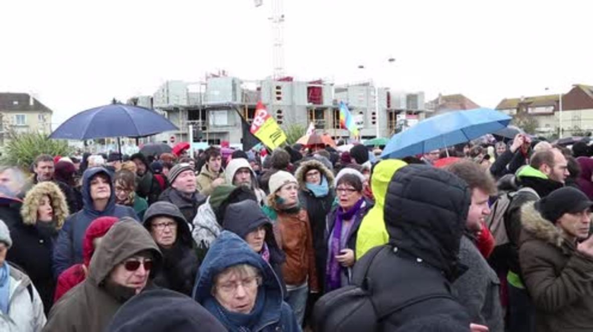 France: 'No mercy for fascists' - Anti-fascists counter right-wing rally in Ouistreham