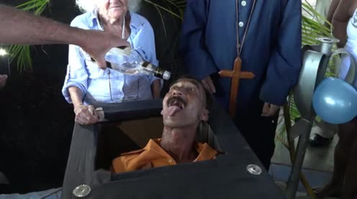 Cuba: “Jugando con la muerte” – Los cubanos de Santiago de la Vegas celebran un funeral atípico.