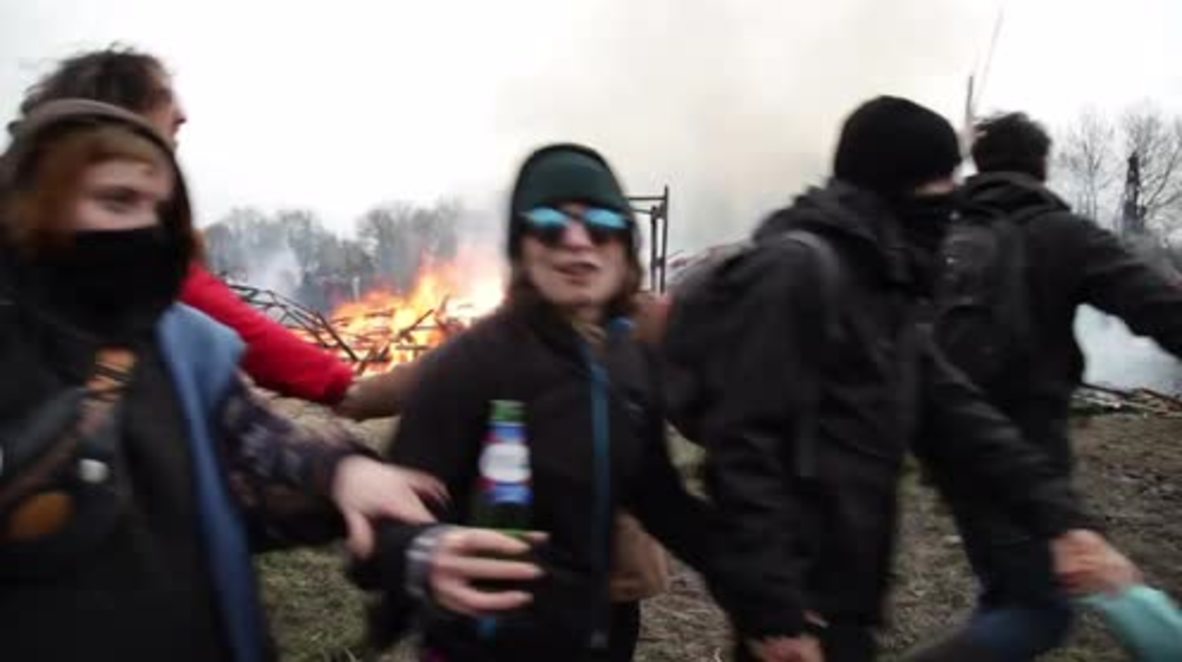 Francia: Miles de activistas celebran la decisión del gobierno francés de abandonar los planes para construir un nuevo aeropuerto en NDDL