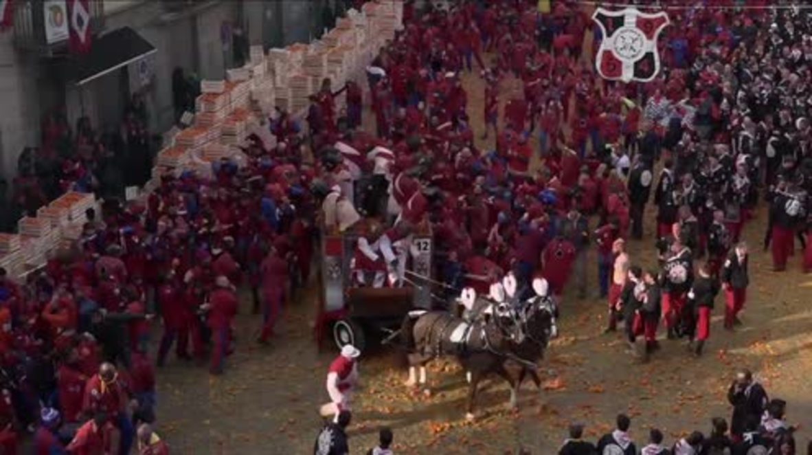 La "jugosa" guerra de Ivrea: Locales se llenan de pulpa unos a otros en la "Batalla de las Naranjas