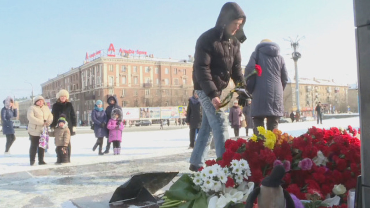 Rusia: Ciudadanos de Orsk depositan flores en memoria de las víctimas del accidente de avión