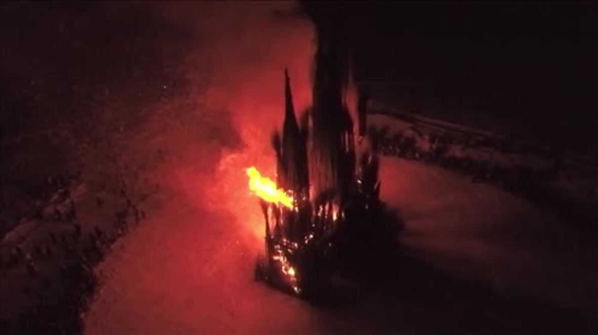 Rusia: Espectaculares imágenes aéreas de la quema de una réplica de una catedral gótica