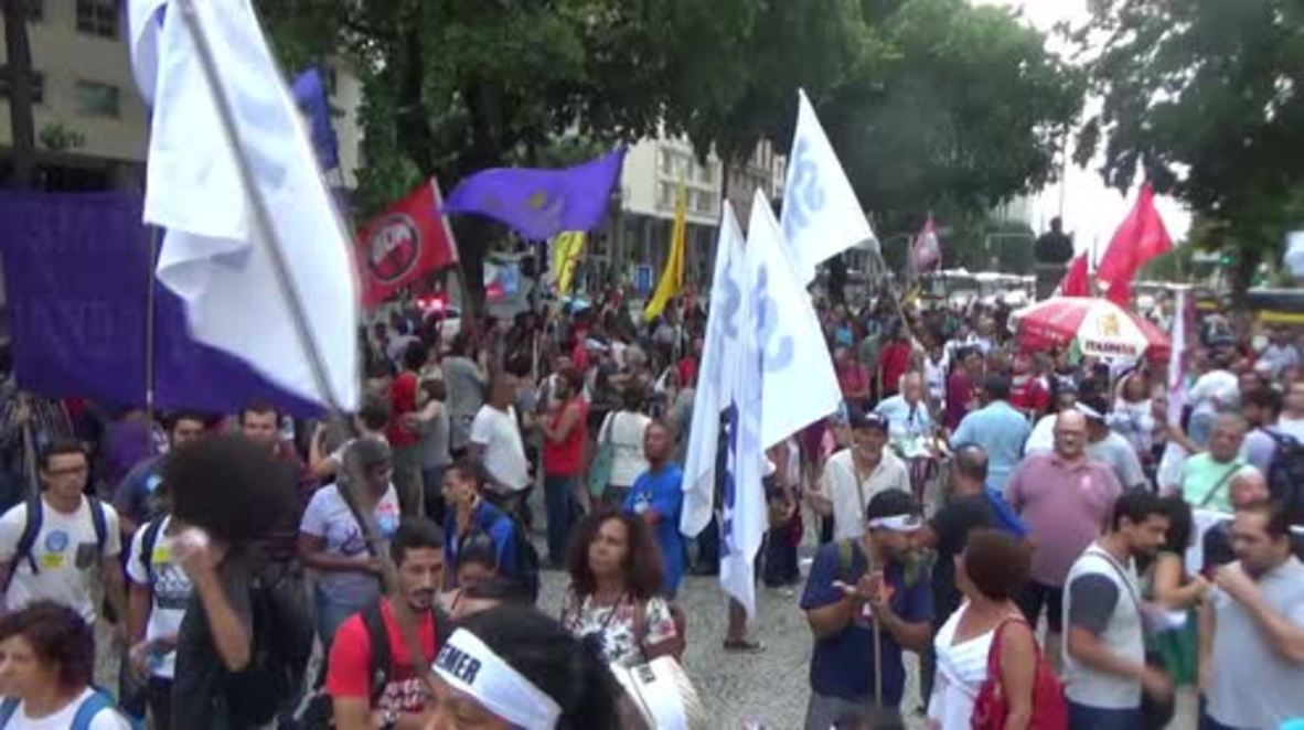 Brasil: Manifestantes salen a las calles de Río de Janeiro después de que los militares tomaran el control de la ciudad.