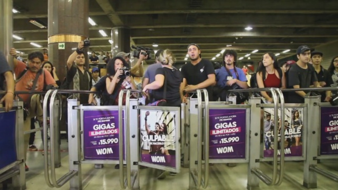 Chile: Activistas protestan en el metro contra la subida de los precios del transporte en Santiago