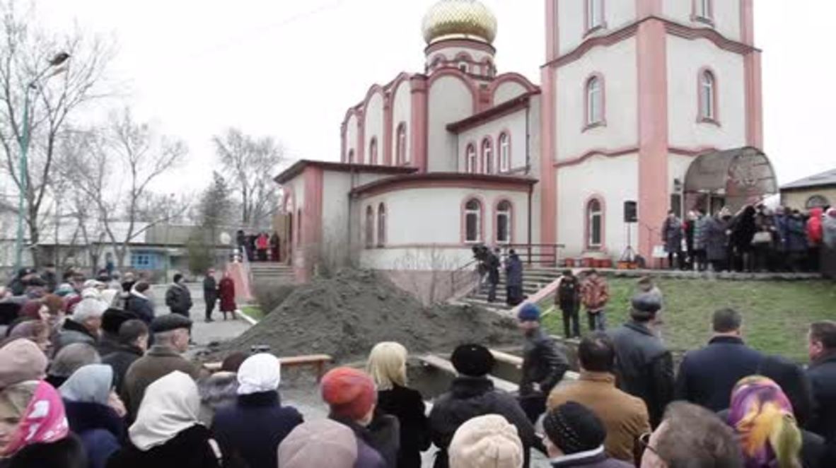 Russia: Hundreds mourn Dagestan church shooting victims