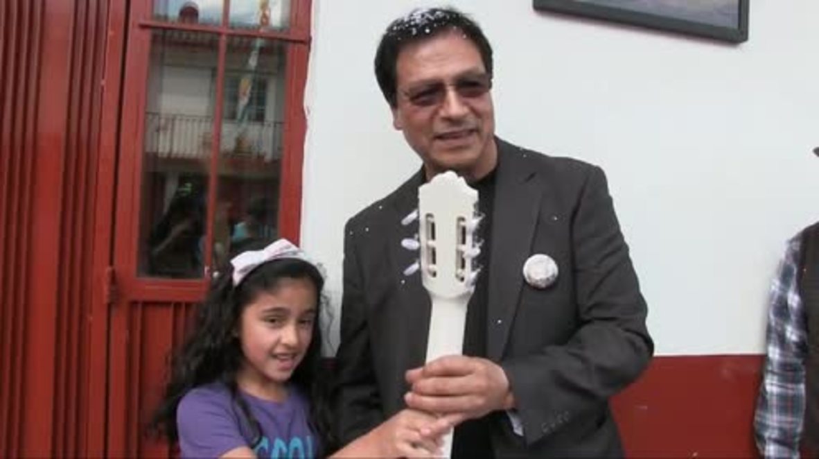 México: El lutier que creó la guitarra de `Coco´ es recibido como un héroe en su pueblo natal mexicano