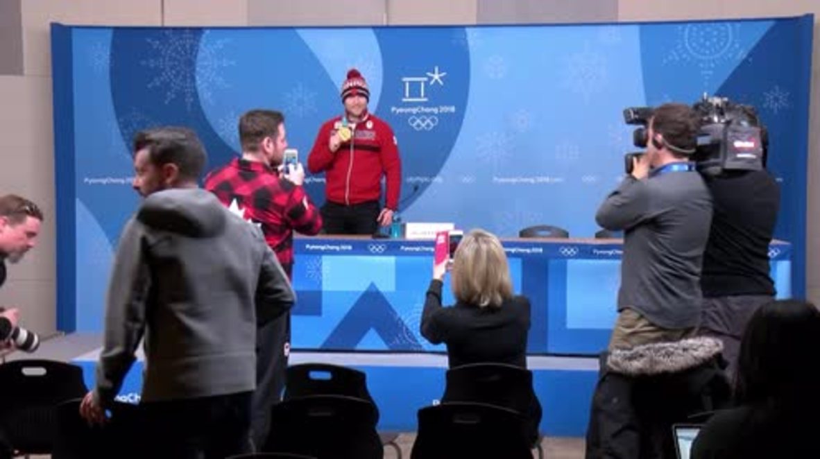 Corea del Sur: El esquiador canadiense Brady Leman muestra su medalla de oro durante una rueda de prensa