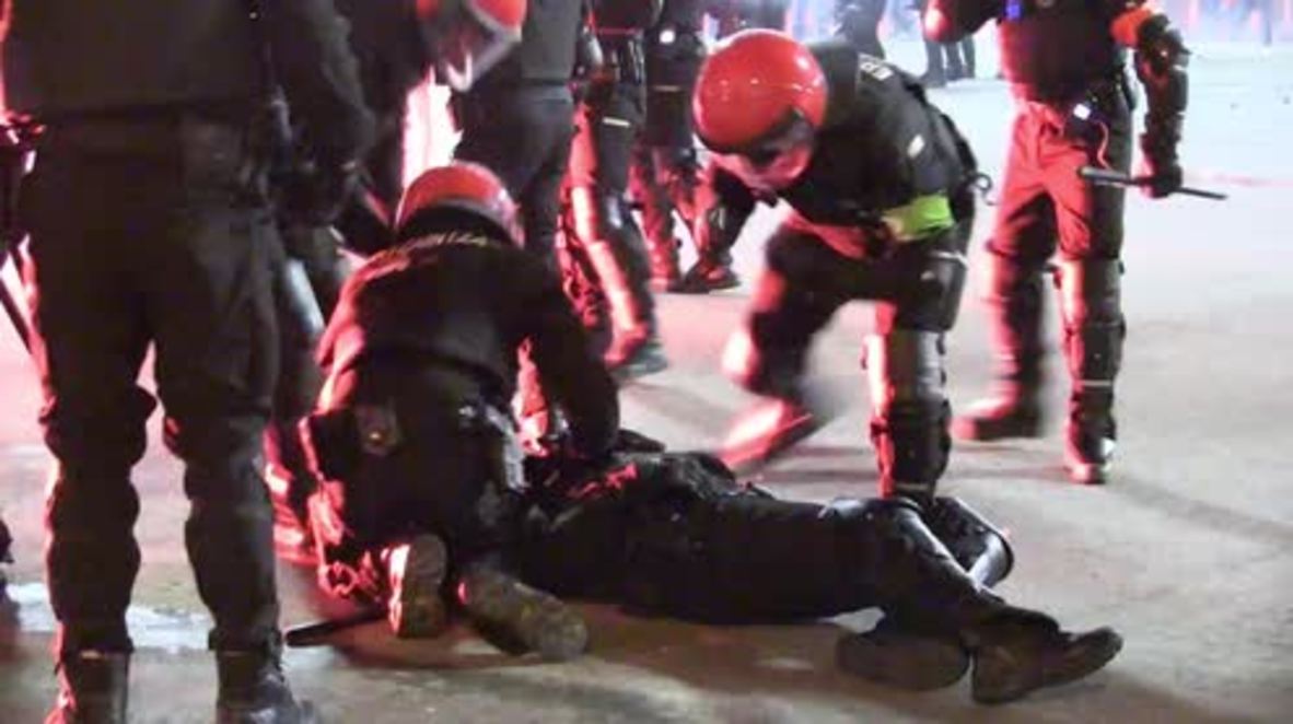 España: Oficial de policía muere durante enfrentamientos violentos entre fanáticos de fútbol en Bilbao