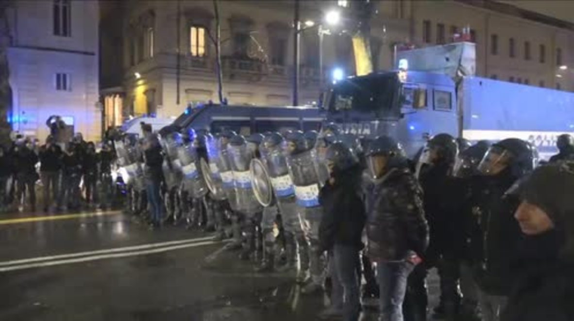 Italy: Antifa protesters and police showdown in Turin