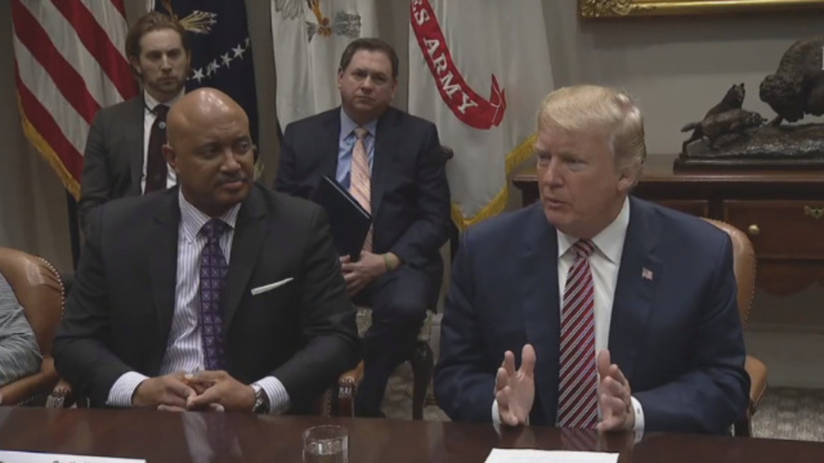 EE.UU.: Trump dice que hay que pagar bonos a maestros armados, y abrir 'instituciones mentales'