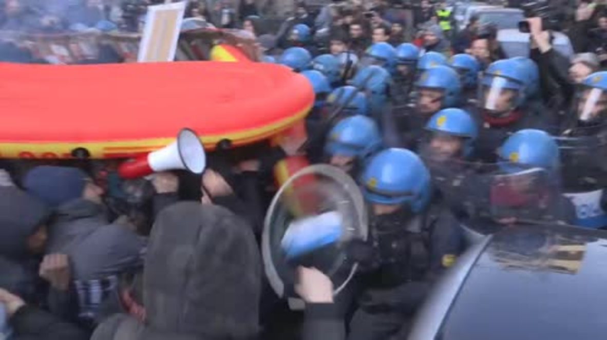 Italy: Antifa protesters clash with police in Milan