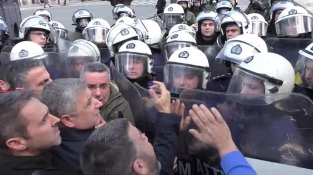 Greece: Tensions flare between protesting nursery school teachers and riot police