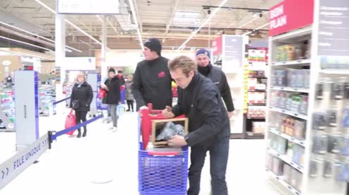 France: Farmers release PIGEONS inside supermarket in protest over labelling