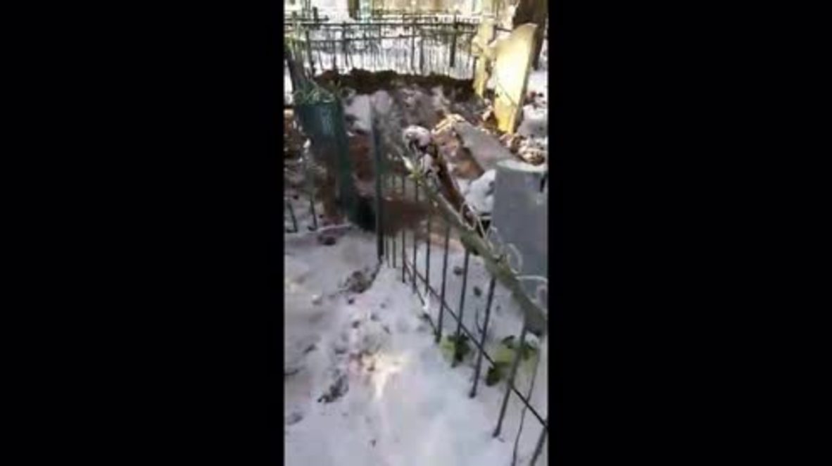 Rusia: Interrumpen el descanso eterno al desenterrar un ataúd en un cementerio en Kaluga