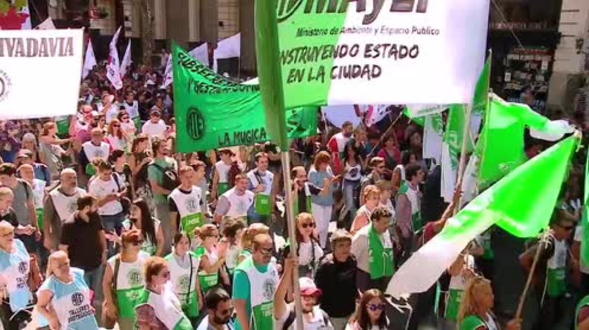 Argentina: Miles de maestros demandan aumento de sueldo en Buenos Aires