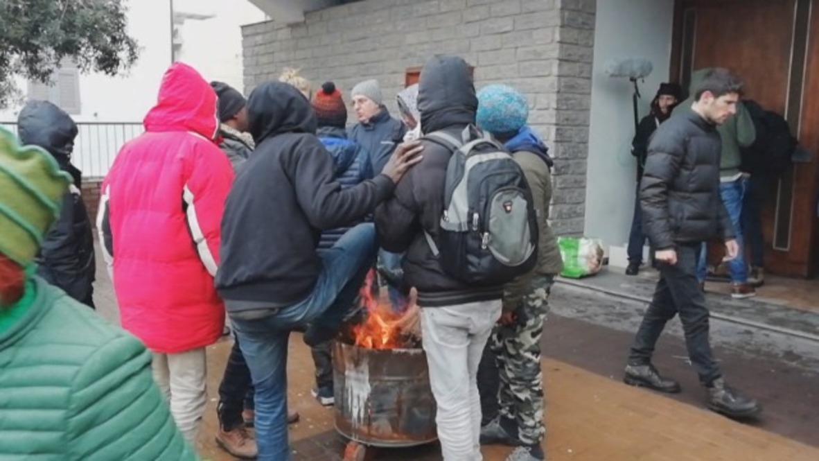 Italia: El cierre de la frontera obliga a los migrantes a enfrentarse al frío bajo un puente de Ventimiglia