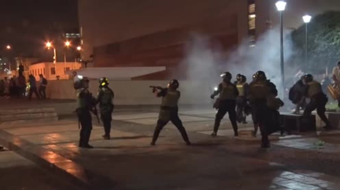 Perú: Estudiantes se enfrentan con la policía usando fuegos artificiales