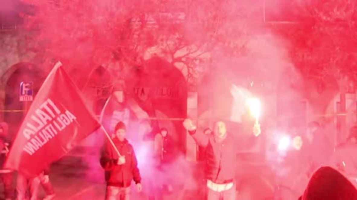 Italy: Forza Nuova supporters give Nazi salutes at Rome campaign rally