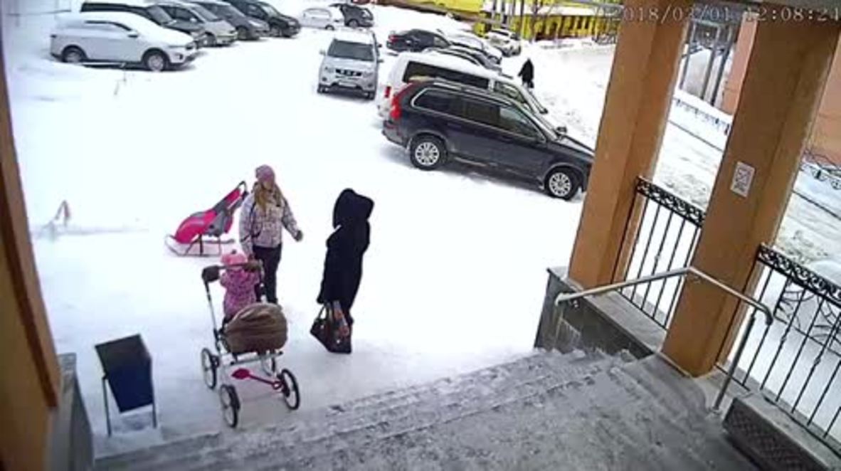 Rusia: Avalancha urbana de nieve golpea a mamá y su bebé