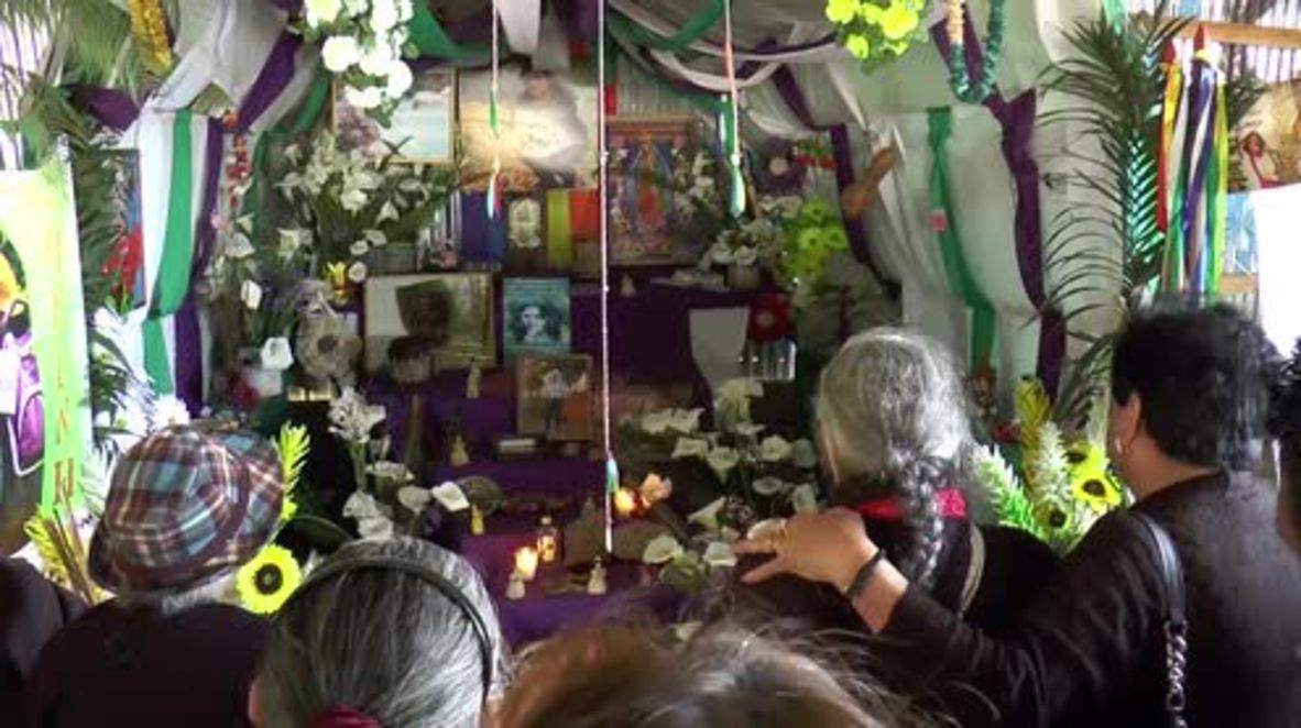 Honduras: Madre de Berta Cáceres no soporta el llanto al ver un altar en honor a su hija