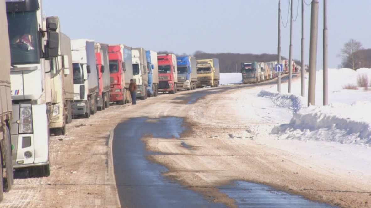 Russia: Snowstorm strands 250 trucks at Ukraine border