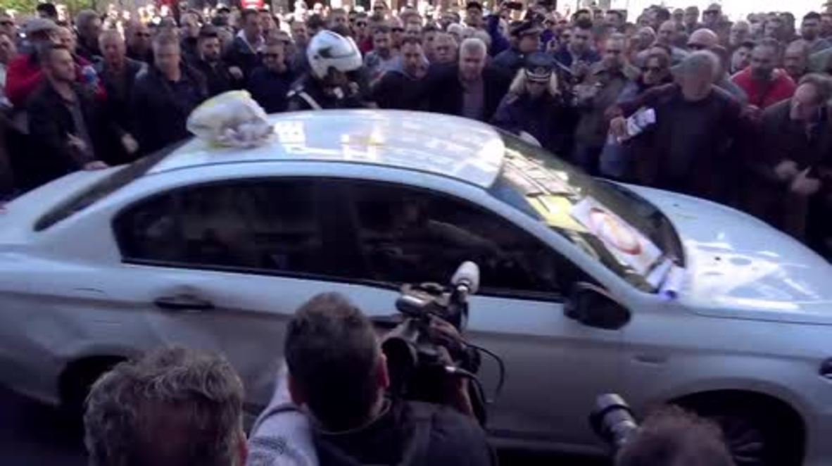 Grecia: Taxistas agreden a conductores de Uber en una protesta en Atenas