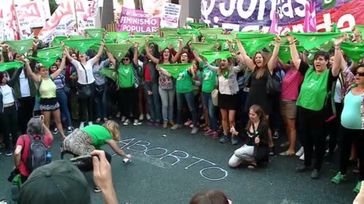 Argentina: Activistas a favor de la legalización del aborto marchan frente al Congreso en Buenos Aires