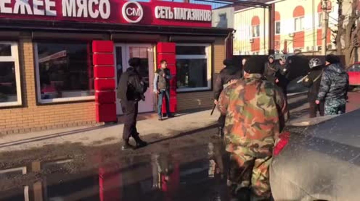 Rusia: Policía golpea en la cabeza a un atacante con cuchillo