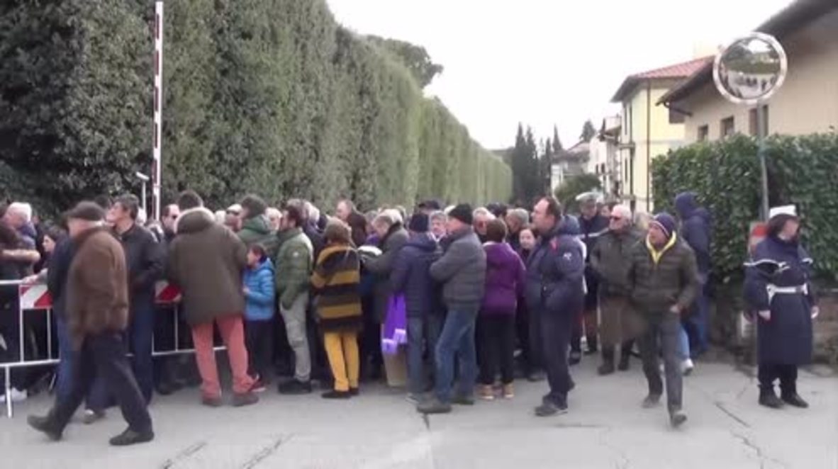 Italia: Jugadores y fanáticos de Fiorentina rinden homenaje al ex capitán Davide Astori