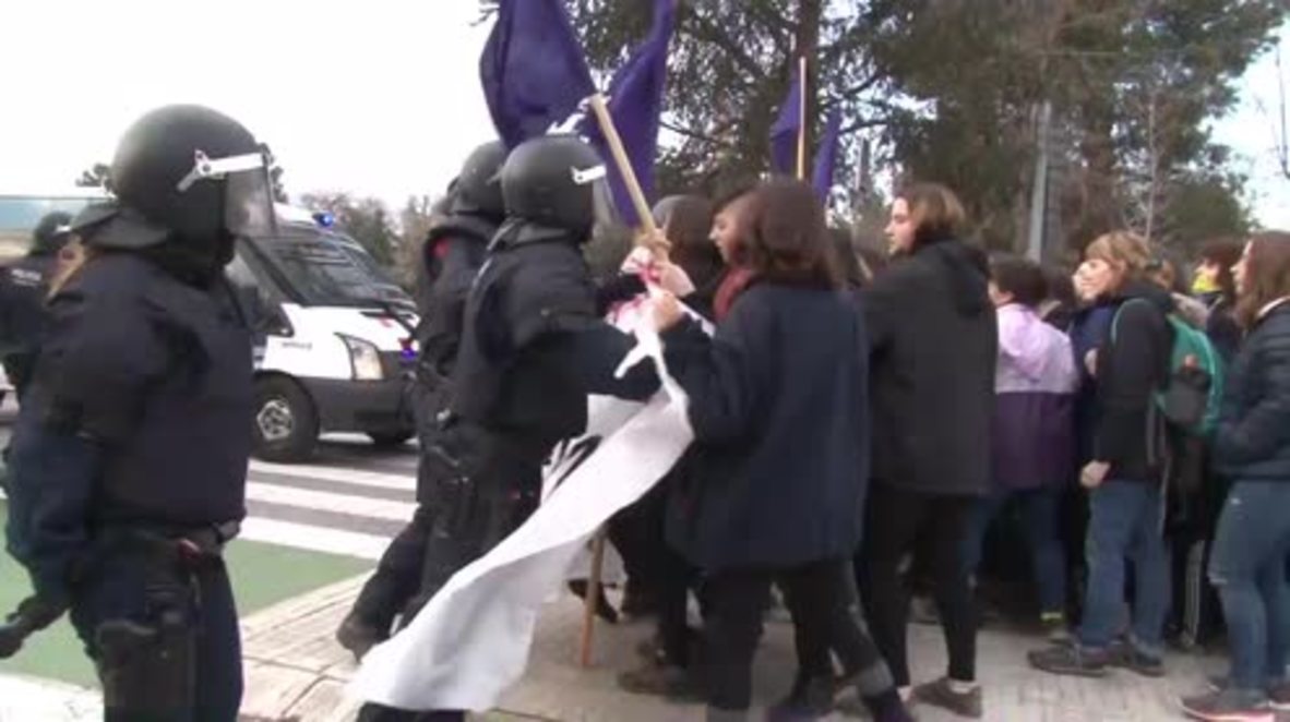 España: Activistas y policías se enfrentan en Cerdanyola del Vallès durante el Día Internacional de la Mujer