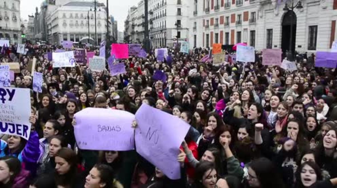España: Miles de feministas de manifiestan en Madrid en una huelga histórica