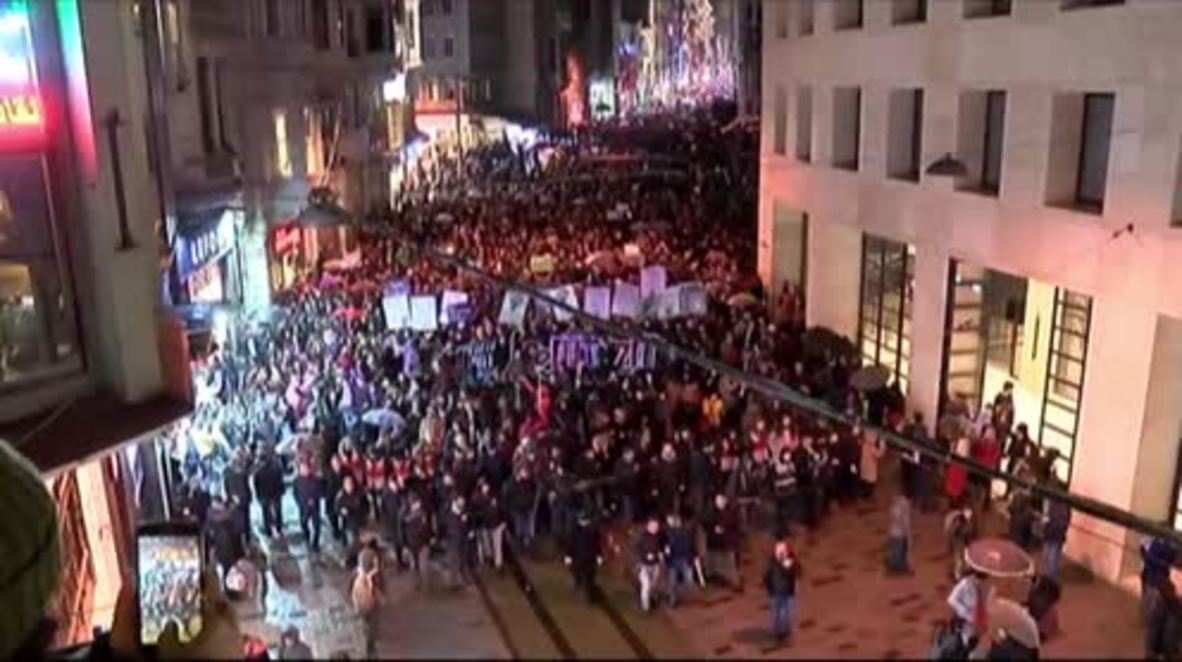 Turkey: Women fill Istanbul's streets to denounce rise in femicide