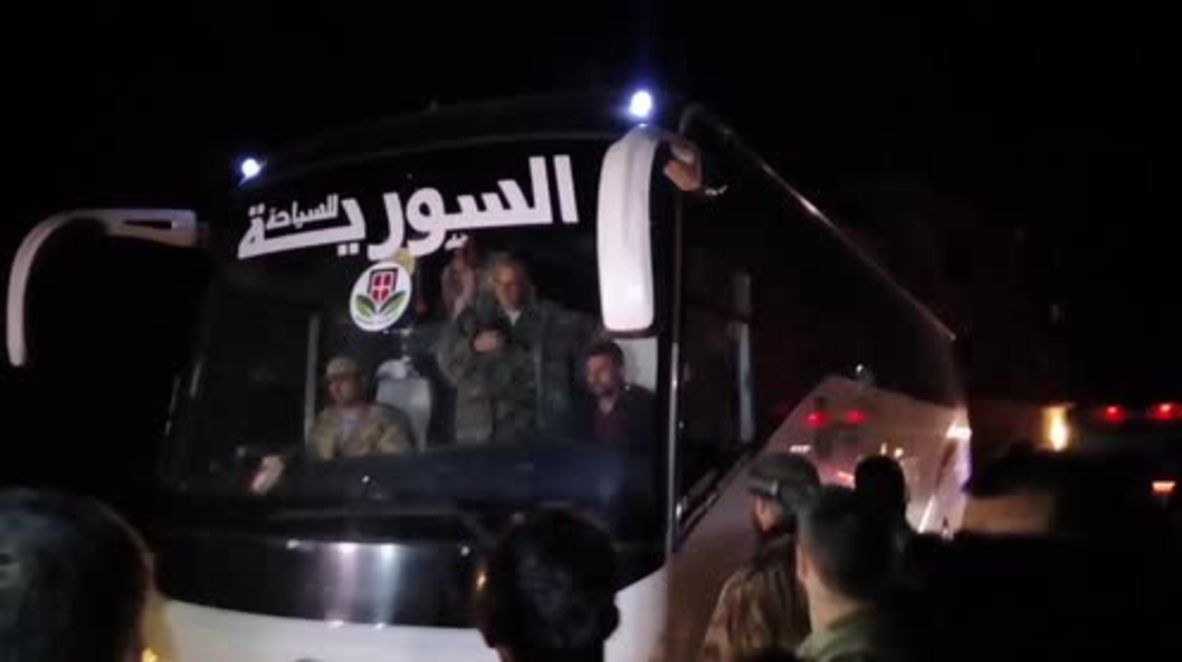 Siria: Militantes opositores y sus familias son escoltados fuera de Ghouta oriental rumbo a Idlib
