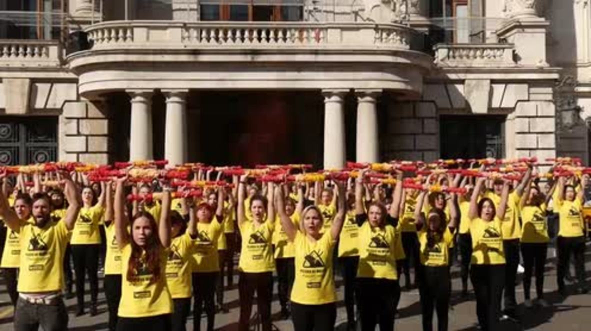 España: Activistas antitaurinos protestan contra la celebración de corridas de toros entre una nube roja