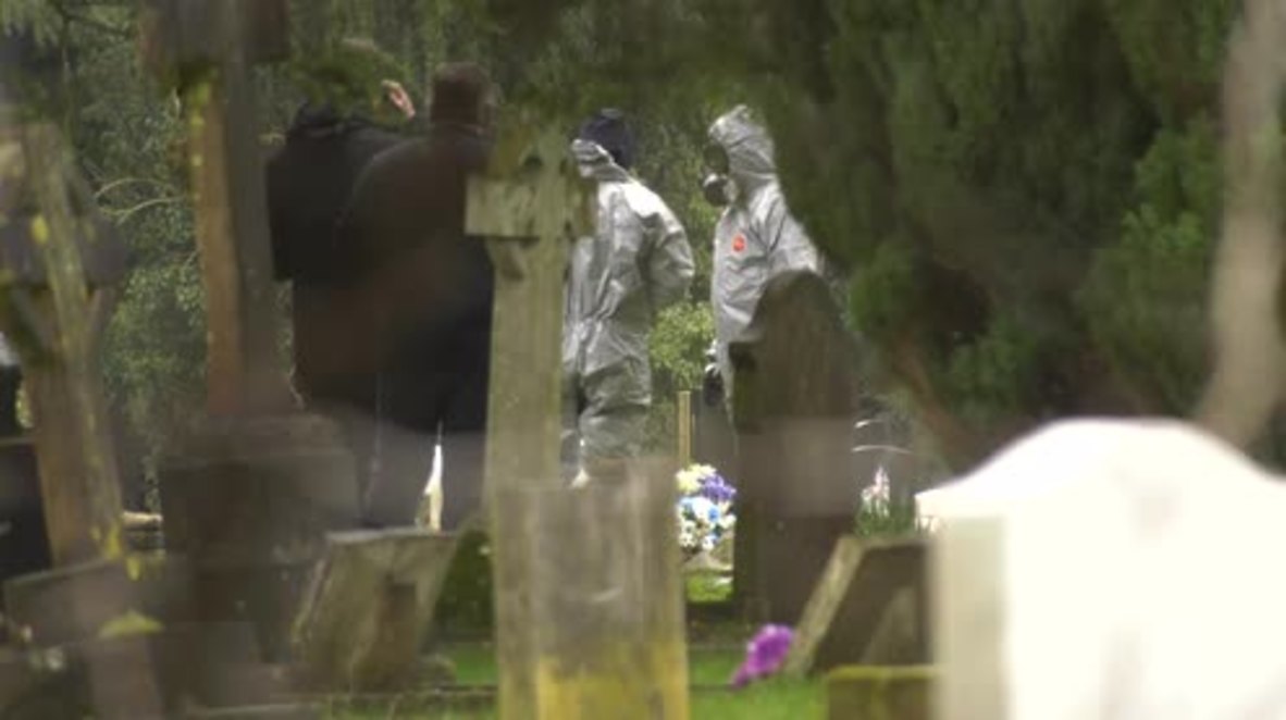 Reino Unido: Expertos forenses se quitan los trajes de protección tras investigar las tumbas de la familia de Skripal