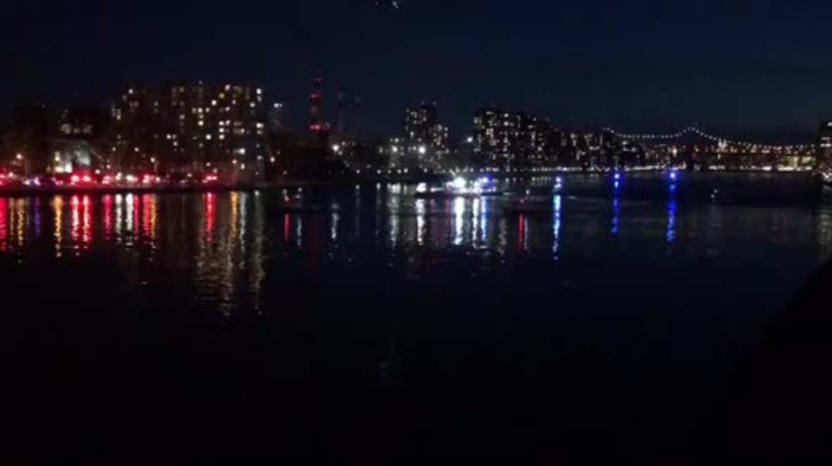 USA: Tour helicopter crashes into New York river