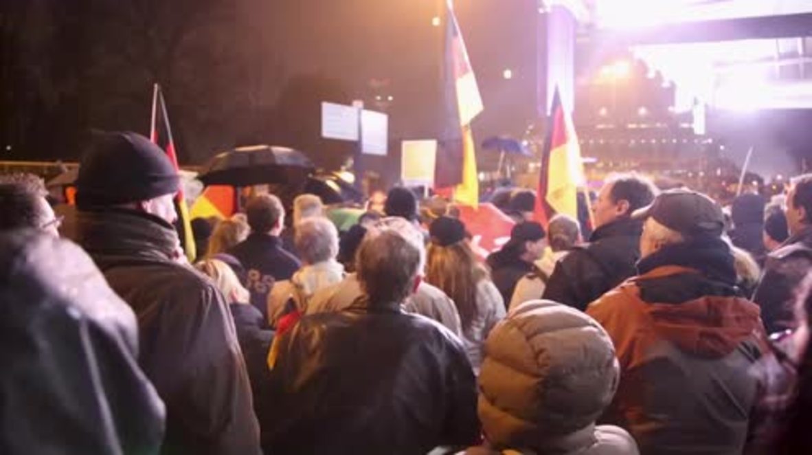Germany: 'Merkel must go' - right-wing demo draws counter-protests