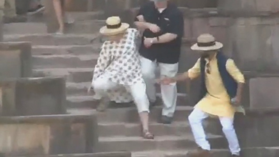 India: Hillary da un mal paso en Delhi
