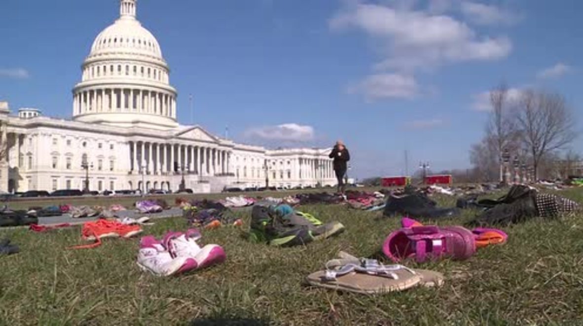USA: 7,000 pairs of shoes cover Capitol lawn to protest gun violence