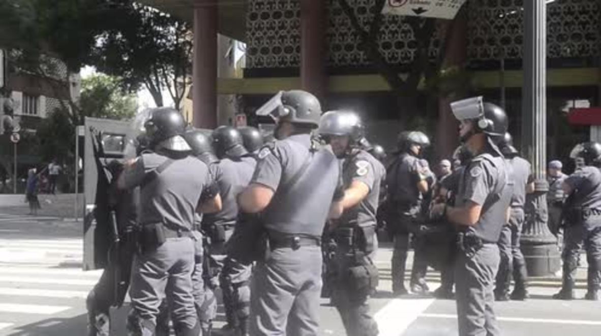 Brasil: La policía usa gas lacrimógeno durante una protesta de docentes en Sao Paulo