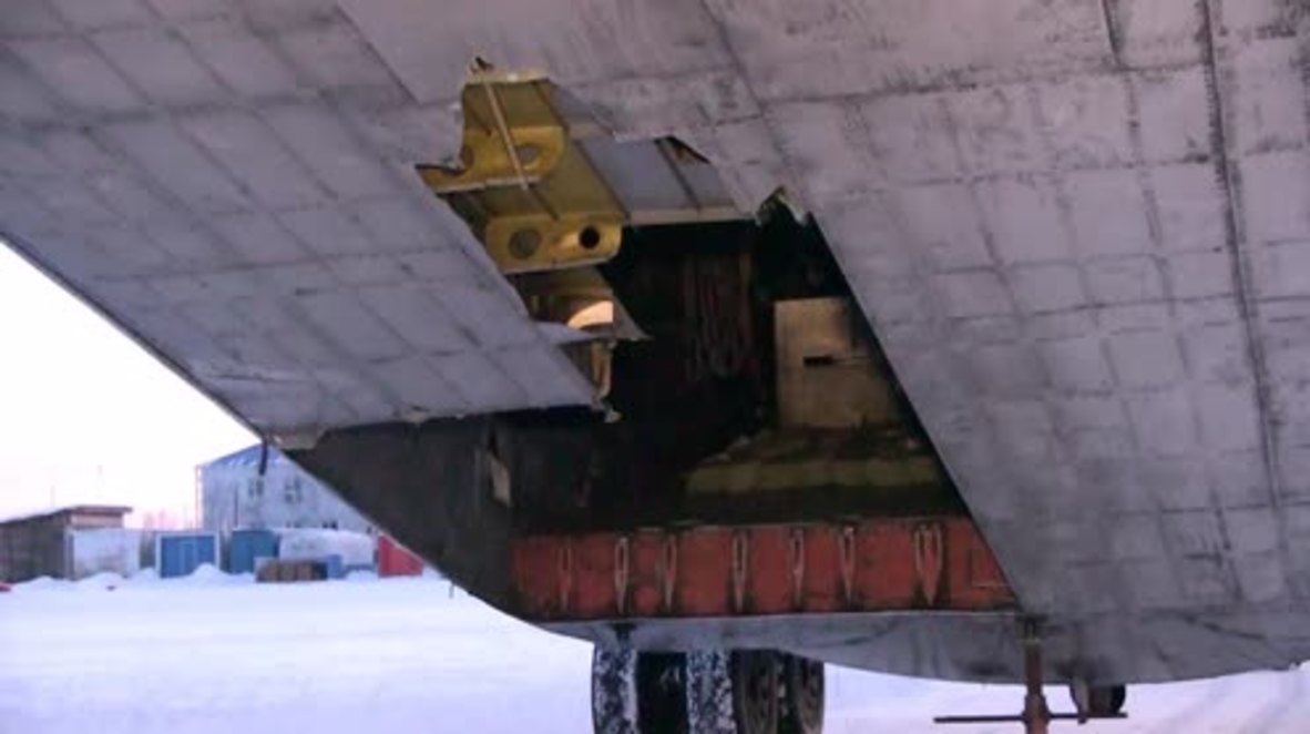 Russia: Gold rains down on Yakutsk runway after damage to plane's cargo door