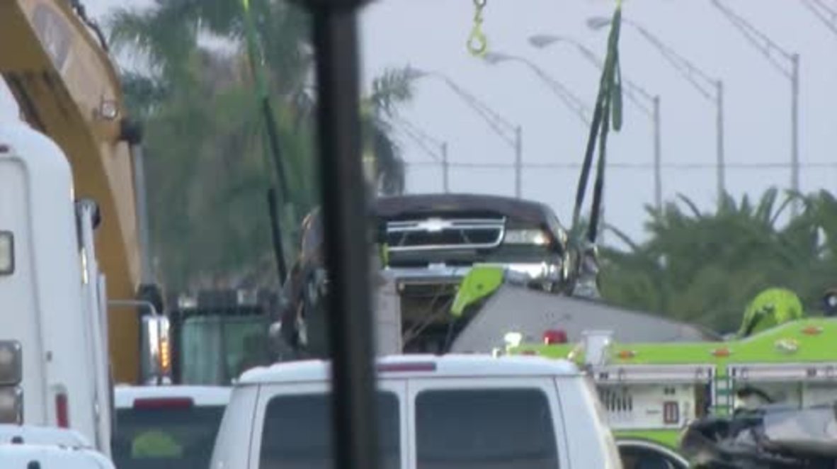 USA: Rescue workers free vehicles from under collapsed bridge