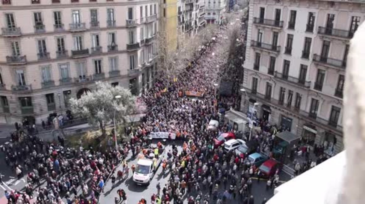 Spain: 30,000 Barcelona protesters march for a decent pension